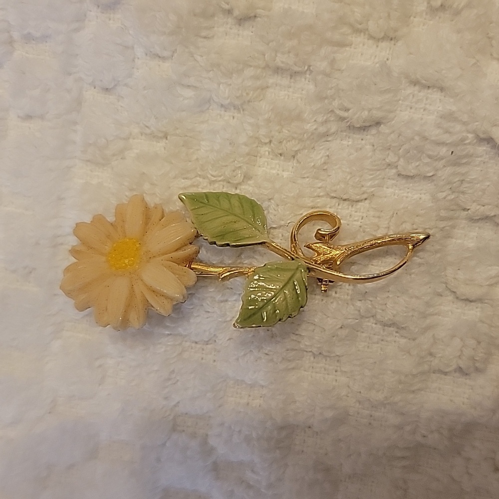 Daisy Brooch